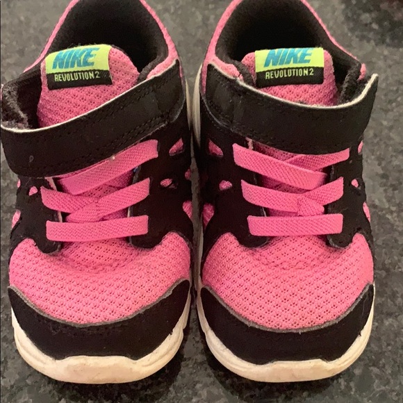 Girls Nike Sneakers - Picture 1 of 4